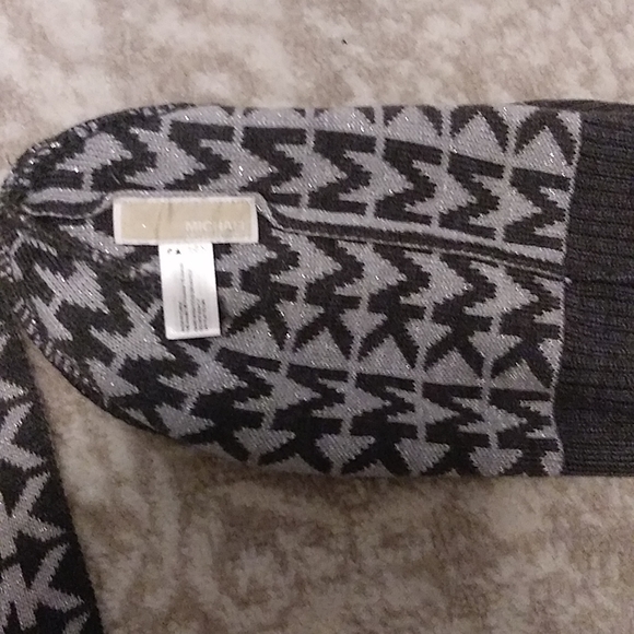 MICHAEL KORS DERBY GREY SCARF&BEANIE! NWT - Picture 3 of 6